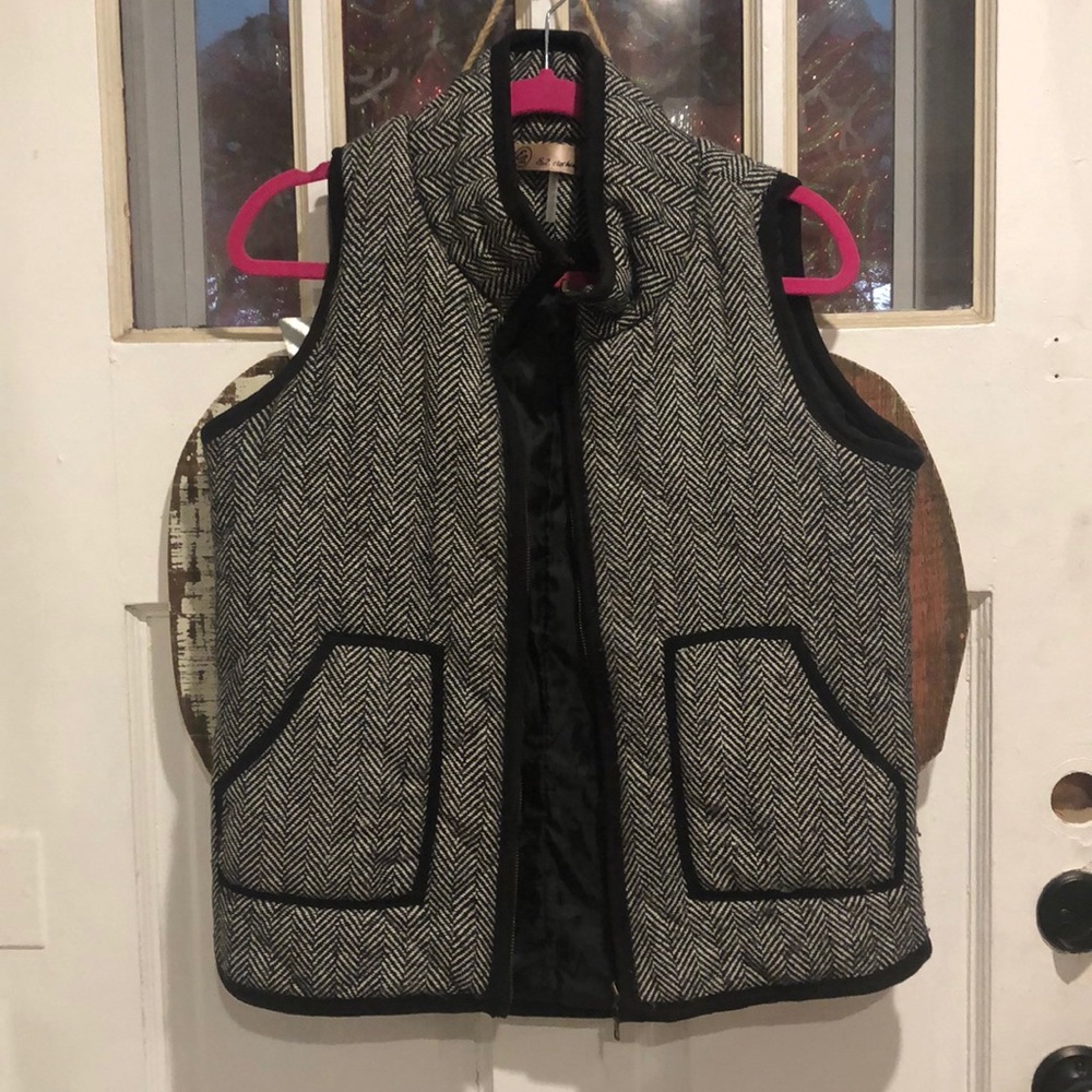 Women’s black/white vest